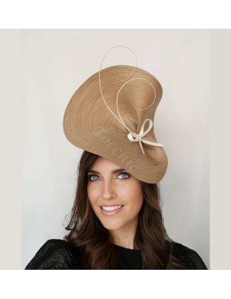 Tocado camel con plumas sencillo para invitada de boda - Pamelas y Tocados para madrinas - 4 Tocado camel con plumas sencillo para invitada de boda - Pamelas y Tocados para madrinas - 4