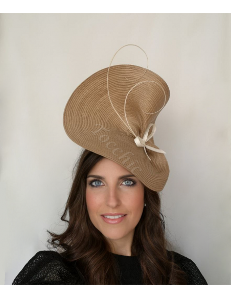 Tocado camel con plumas sencillo para invitada de boda - Pamelas y Tocados para madrinas - 5 Tocado camel con plumas sencillo para invitada de boda - Pamelas y Tocados para madrinas - 5