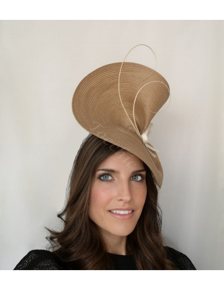 Tocado camel con plumas sencillo para invitada de boda - Pamelas y Tocados para madrinas - 6 Tocado camel con plumas sencillo para invitada de boda - Pamelas y Tocados para madrinas - 6