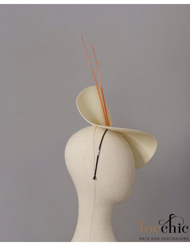 Elegante tocado crema y naranja para invitada de boda - Pamelas y Tocados para madrinas - 6
