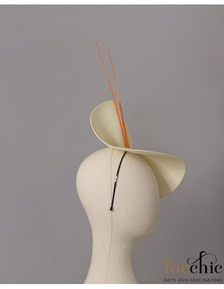 Elegante tocado crema y naranja para invitada de boda - Pamelas y Tocados para madrinas - 6