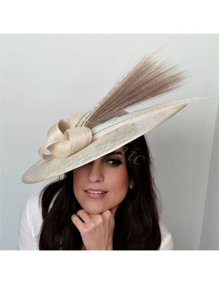 Elegante pamela con plumas Beige para madrina - Pamelas y Tocados para madrinas - 1