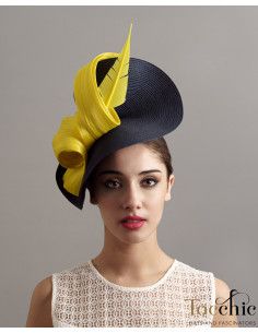 Elegante Tocado invitada de boda amarillo y azul con plumas - Pamelas y Tocados para madrinas - 1 2