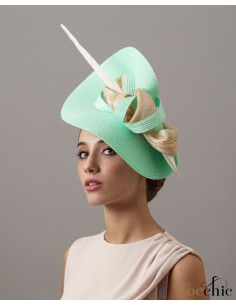 Elegante Tocado madrina de boda verde agua con pluma - Pamelas y Tocados para madrinas - 1 2