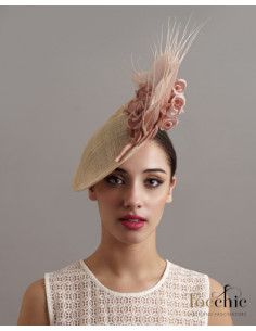 Original y elegante tocado invitada de boda rosa nude - Pamelas y Tocados para madrinas - 4