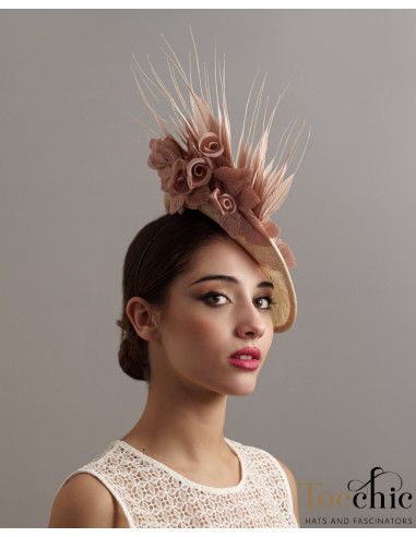 Original y elegante tocado invitada de boda rosa nude - Pamelas y Tocados para madrinas - 1