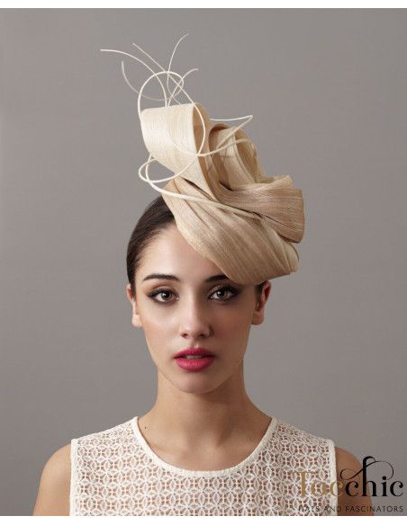 Elegante tocado de boda pequeño beige para madrina boda de tarde - Pamelas y Tocados para madrinas - 1