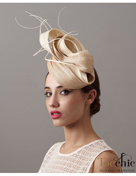 Elegante tocado de boda pequeño beige para madrina boda de tarde - Pamelas y Tocados para madrinas - 3 Elegante tocado de boda pequeño beige para madrina boda de tarde - Pamelas y Tocados para madrinas - 3