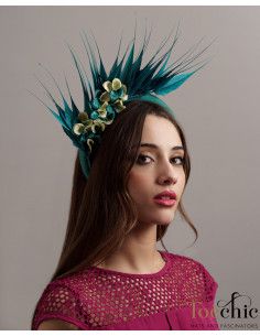 Invitada perfecta con diadema verde mar con plumas y flores - Tocados para bodas de noche - 1