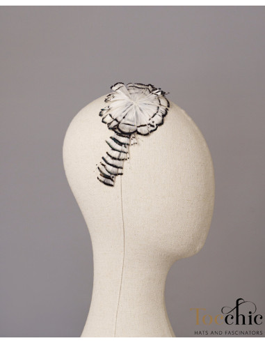 Diadema blanca y negra de plumas - Sombreros y Tocados para bodas de mañana - 6