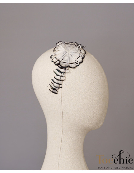 Diadema blanca y negra de plumas - Sombreros y Tocados para bodas de mañana - 6 Diadema blanca y negra de plumas - Sombreros y Tocados para bodas de mañana - 6