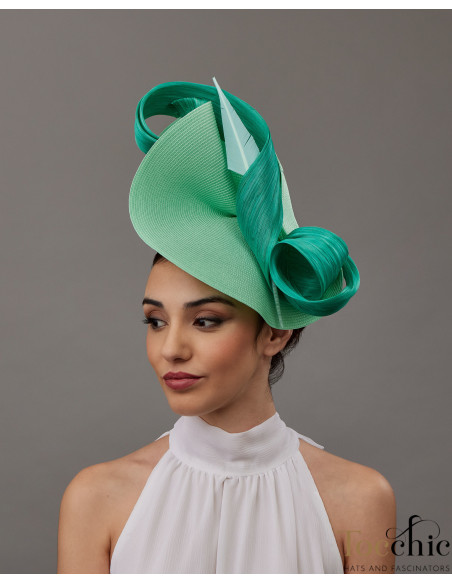 Tocado verde agua para invitada de boda perfecta con plumas - Pamelas y Tocados para madrinas - 1
