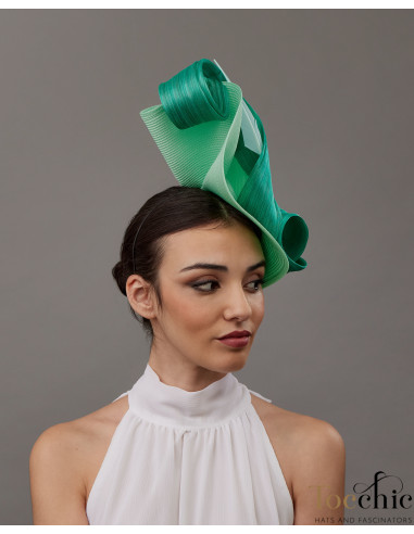 Tocado verde agua para invitada de boda perfecta con plumas - Pamelas y Tocados para madrinas - 2