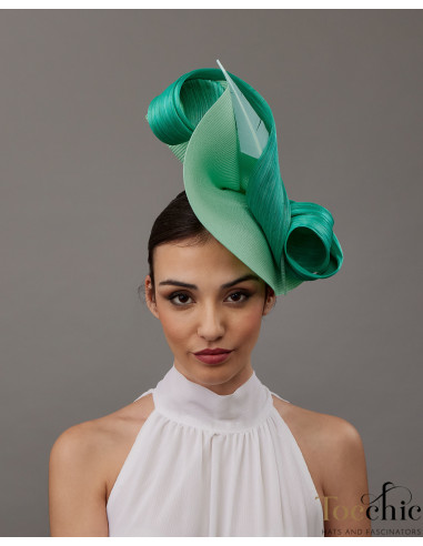 Tocado verde agua para invitada de boda perfecta con plumas - Pamelas y Tocados para madrinas - 3
