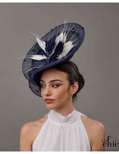 Tocado azul marino y blanco plumas madrina de boda - Pamelas y Tocados para madrinas - 1