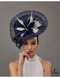 Tocado azul marino y blanco plumas madrina de boda - Pamelas y Tocados para madrinas - 3