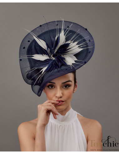 Tocado azul marino y blanco plumas madrina de boda - Pamelas y Tocados para madrinas - 3