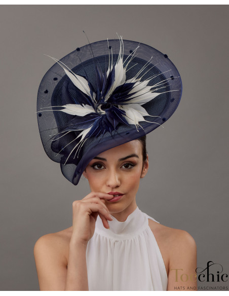 Tocado azul marino y blanco plumas madrina de boda - Pamelas y Tocados para madrinas - 3