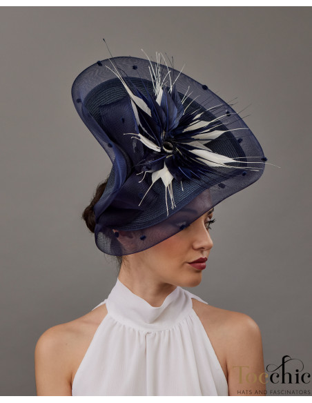 Tocado azul marino y blanco plumas madrina de boda - Pamelas y Tocados para madrinas - 4