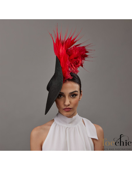 Espectacular Sombrero de boda negro y rojo con flores y plumas - Pamelas y Tocados para madrinas - 1