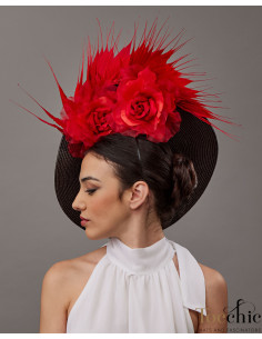 Espectacular Sombrero de boda negro y rojo con flores y plumas - Pamelas y Tocados para madrinas - 1 2