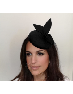 Tocado sencillo fieltro negro invitada de boda - Pamelas y Tocados para madrinas - 1 2