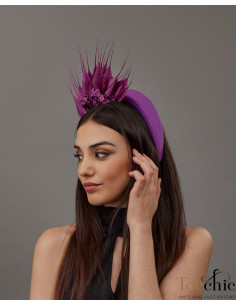 Tocado de boda invitada perfecta con diadema morada con plumas y flores - Tocados para bodas de noche - 1 2