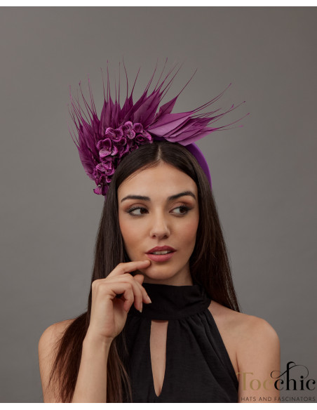 Tocado de boda invitada perfecta con diadema morada con plumas y flores - Tocados para bodas de noche - 1