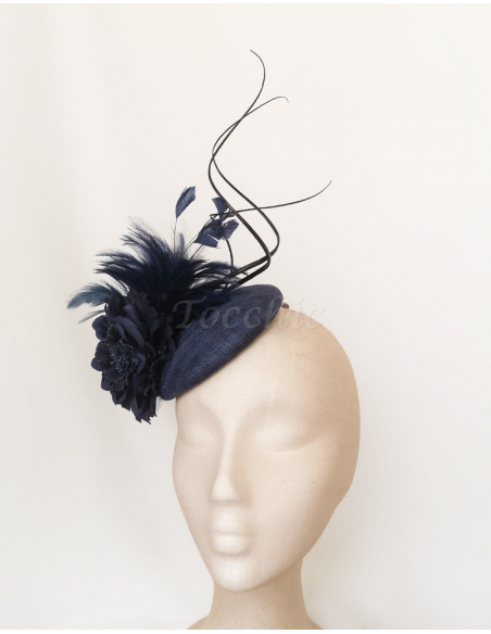 Tocado azul marino con plumas para invitada en boda de tarde - Pamelas y Tocados para madrinas - 5