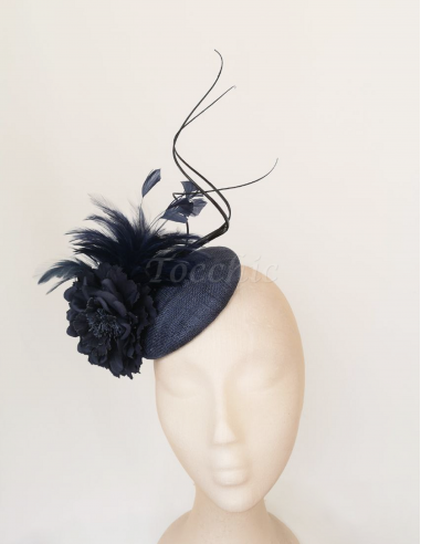 Tocado azul marino con plumas para invitada en boda de tarde - Pamelas y Tocados para madrinas - 6