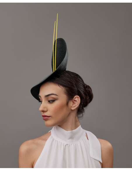 Elegante Tocado negro invitada en boda de día - Pamelas y Tocados para madrinas - 1 Elegante Tocado negro invitada en boda de día - Pamelas y Tocados para madrinas - 1