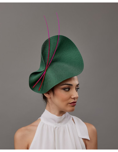 Elegante Tocado verde y buganvilla madrina boda de día - Pamelas y Tocados para madrinas - 3