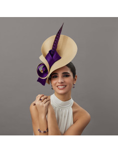 Elegante Tocado madrina boda beige y morado - Pamelas y Tocados para madrinas - 1