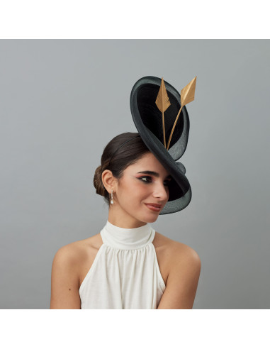 Elegante sombrero de boda negro con plumas doradas - Pamelas y Tocados para madrinas - 2