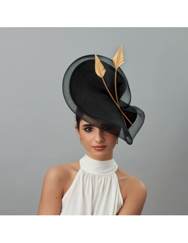 Elegante sombrero de boda negro con plumas doradas - Pamelas y Tocados para madrinas - 3
