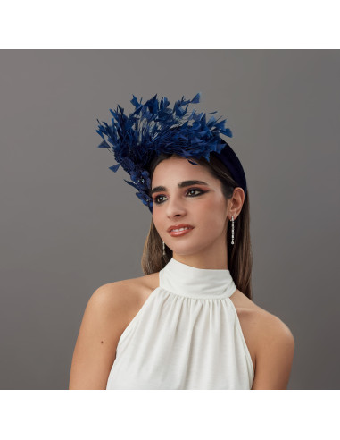 Diadema de boda invitada perfecta azul marino con plumas - Pamelas y Tocados para madrinas - 1