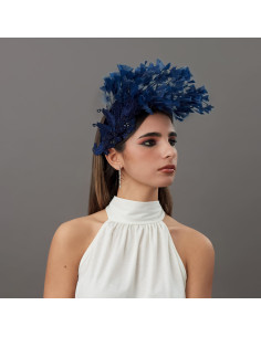 Diadema de boda invitada perfecta azul marino con plumas - Pamelas y Tocados para madrinas - 1 2
