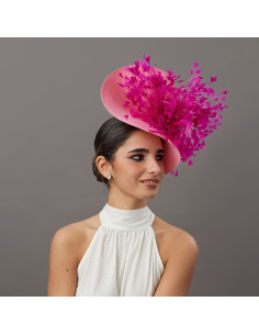 Espectacular Tocado rosa fucsia con plumas - Pamelas y Tocados para madrinas - 1 2