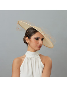 Pamela para madrina de boda con velo beige - Pamelas y Tocados para madrinas - 1