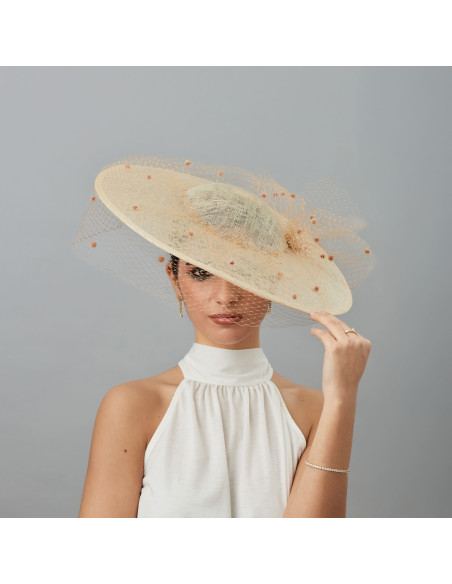 Pamela para madrina de boda con velo beige - Pamelas y Tocados para madrinas - 2 Pamela para madrina de boda con velo beige - Pamelas y Tocados para madrinas - 2