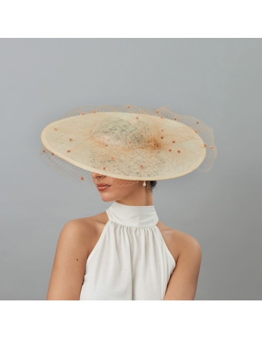 Pamela para madrina de boda con velo beige - Pamelas y Tocados para madrinas - 3