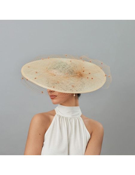 Pamela para madrina de boda con velo beige - Pamelas y Tocados para madrinas - 3 Pamela para madrina de boda con velo beige - Pamelas y Tocados para madrinas - 3