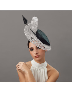 Elegante tocado blanco y negro de boda - Pamelas y Tocados para madrinas - 1
