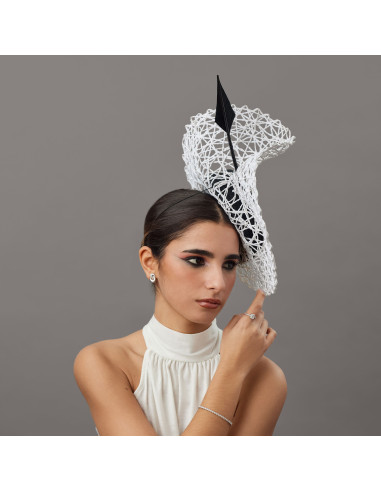 Elegante tocado blanco y negro de boda - Pamelas y Tocados para madrinas - 4