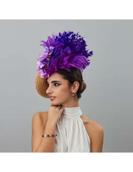 Espectacular tocado madrina de boda beige y morado con plumas - Pamelas y Tocados para madrinas - 1