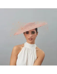 Sombrero invitada de boda nude con velo spot - Pamelas y Tocados para madrinas - 1