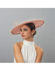 Sombrero invitada de boda nude con velo spot - Pamelas y Tocados para madrinas - 1 2