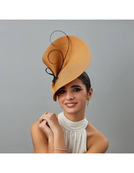 Tocado camel y negro con plumas sencillo para invitada de boda - Pamelas y Tocados para madrinas - 1 Tocado camel y negro con plumas sencillo para invitada de boda - Pamelas y Tocados para madrinas - 1