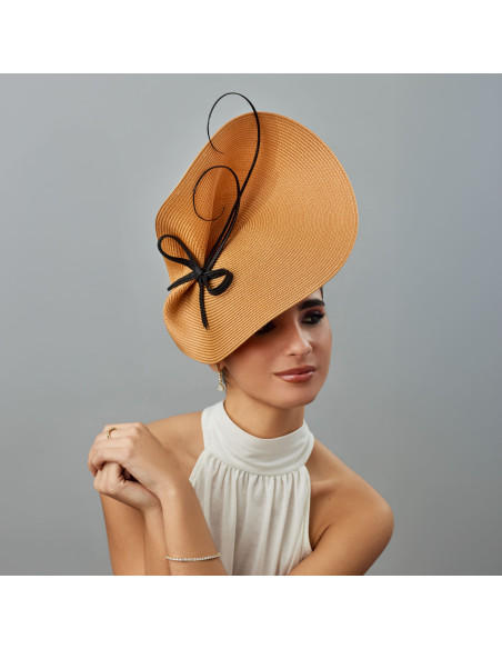 Tocado camel y negro con plumas sencillo para invitada de boda - Pamelas y Tocados para madrinas - 2