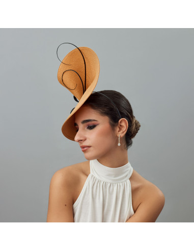 Tocado camel y negro con plumas sencillo para invitada de boda - Pamelas y Tocados para madrinas - 3